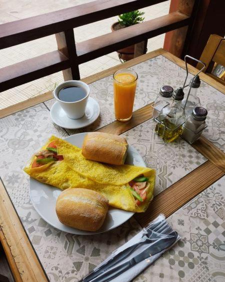 Wild Olive Guest House Ика Екстериор снимка
