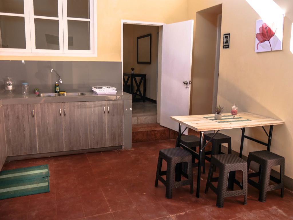 Wild Olive Guest House Ика Екстериор снимка